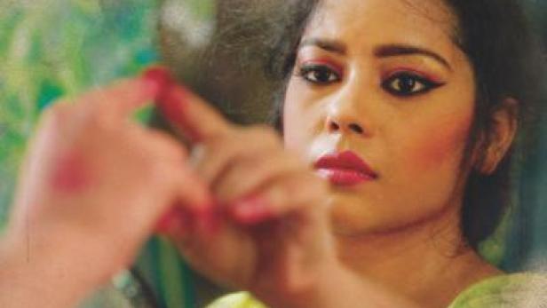 Das Filmplakat für „Under Construction“ zeigt eine Frau, die in einen Spiegel schaut.