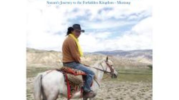 Ein Mann reitet auf einem weißen Pferd vor einer Bergkulisse, Titelbild von „Little Tibet II“.