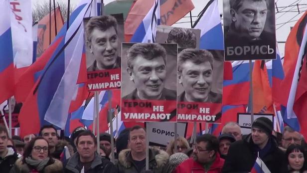 Eine Menschenmenge demonstriert mit russischen Flaggen und Schildern mit dem Namen „Boris“.