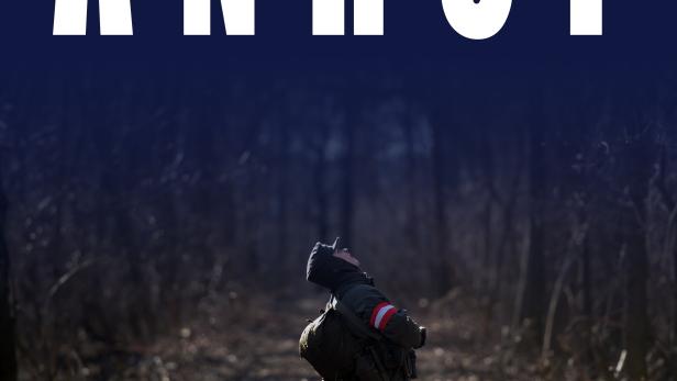 Ein Junge in Uniform blickt auf dem Filmplakat zu „Der Anruf“ in den Himmel.