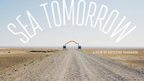 Das Filmplakat für „Sea Tomorrow“ zeigt eine Straße, die zu einem Torbogen in einer trockenen Landschaft führt.