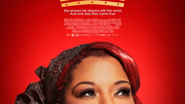 Das Filmplakat für „Presenting Princess Shaw“ zeigt die Sängerin vor einem roten Hintergrund.