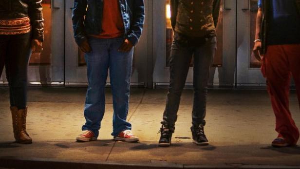 Das Filmplakat für „Out in the Night“ zeigt vier Frauen vor einem Gebäude.