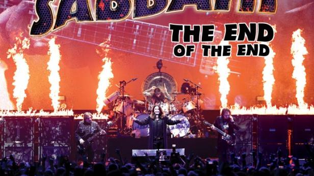 Das Filmplakat für „Black Sabbath: The End of the End“ zeigt die Band auf der Bühne vor einem Publikum.