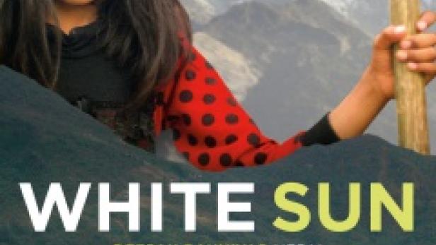 Das Filmplakat für „White Sun“ zeigt ein junges Mädchen vor einer Bergkulisse.