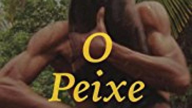 Ein Mann hält einen großen Fisch vor seinem Körper, Titelbild des Films „O Peixe“.