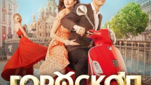 Ein Paar fährt auf einem roten Motorroller vor dem Hintergrund der Stadt für den Film „Horoskop na udachu“.