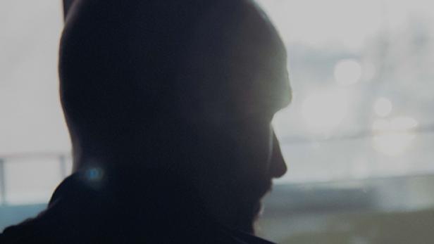 Das Filmplakat für „Niñato“ zeigt die Silhouette eines Mannes vor einem Fenster.