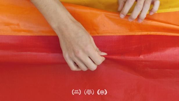 Das Filmplakat für „Tarpaulins“ zeigt Hände, die eine Plane in Regenbogenfarben halten.