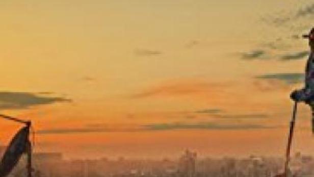 Das Filmplakat für „I Am Happy“ zeigt eine Person mit Roller vor einem Sonnenuntergang über der Stadt.