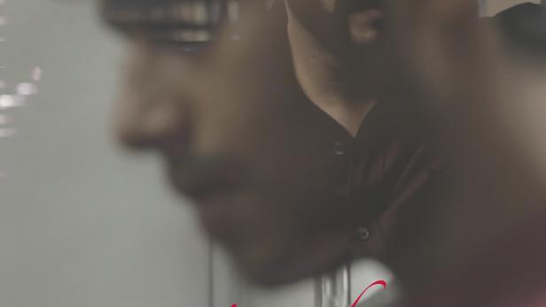 Das Filmplakat für „Sisak“, Indiens ersten stillen LGBTQ-Liebesfilm, zeigt zwei Männer.