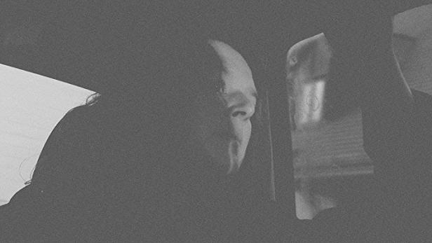 Das Filmplakat für „Die Fremde Frau – Winterreise nach Flossenbürg“ zeigt zwei Gesichter im Schatten.