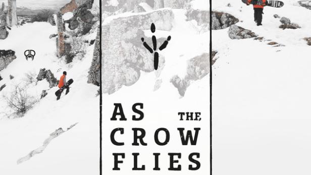 Das Filmplakat für „As the Crow Flies“ zeigt Snowboarder vor einer Burgruine im Schnee.