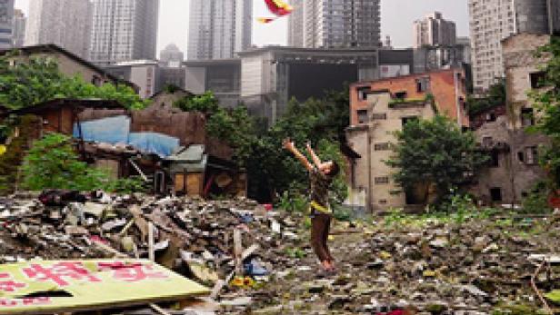 Das Filmplakat für „Derniers Jours a Shibati“ zeigt eine Person, die vor einer Skyline einen Drachen steigen lässt.