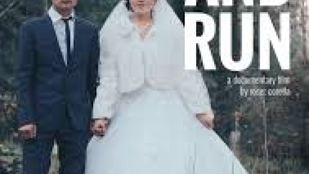 Ein Hochzeitspaar steht vor einem Wald für den Film „Grab and Run“.