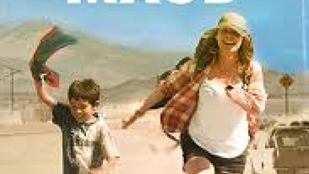 Das Filmplakat für „Messi & Maud“ zeigt eine Frau und ein Kind, die in einer staubigen Landschaft rennen.