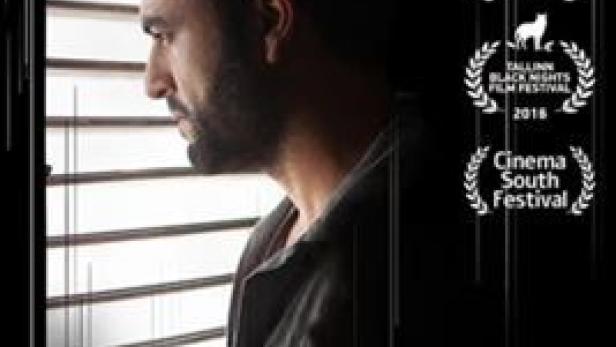 Ein Filmplakat für „Beneath the Silence“ mit einem Mann am Fenster.