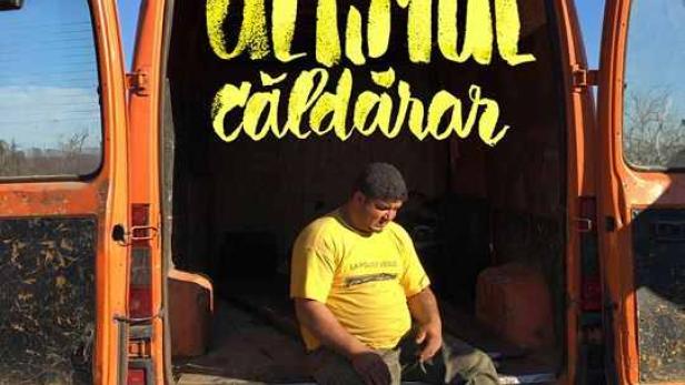 Ein Mann sitzt in der offenen Tür eines orangefarbenen Lieferwagens; Filmposter „Ultimul Căldărar“.
