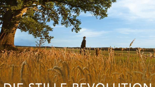Das Filmplakat für „Die Stille Revolution“ zeigt eine Person, die durch ein Getreidefeld geht.