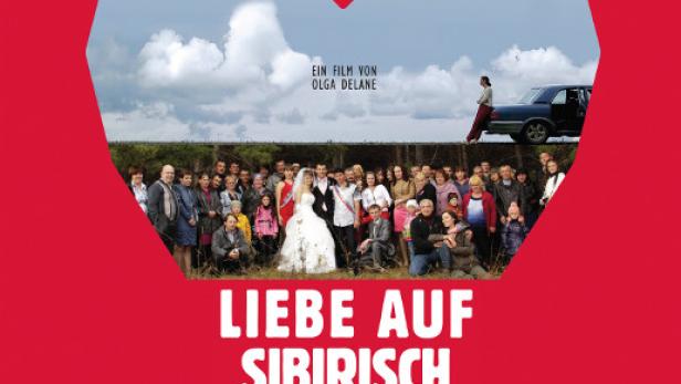 Das Filmplakat für „Liebe auf Sibirisch“ zeigt eine Hochzeitsgesellschaft vor rotem Hintergrund.