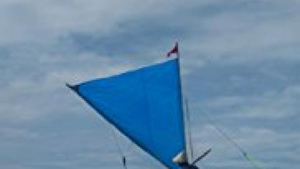 Das Filmplakat für „Anote’s Ark“ zeigt ein Segelboot auf dem Wasser.