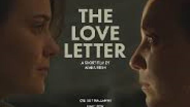 Das Filmplakat für „The Love Letter“ zeigt zwei Frauen im Profil, die einander gegenüberstehen.