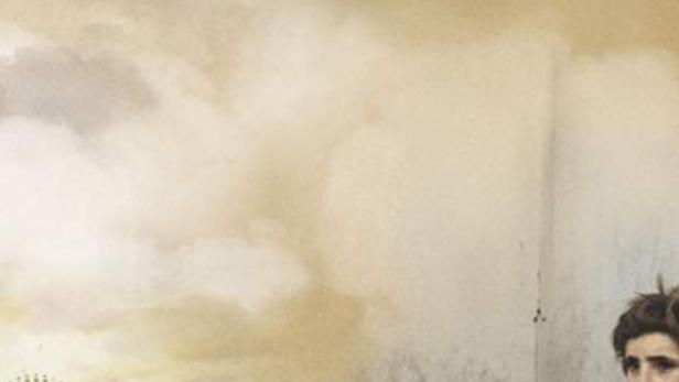 Das Filmplakat für „Of Fathers and Sons“ zeigt einen Mann in Militärkleidung vor einer tristen Landschaft.