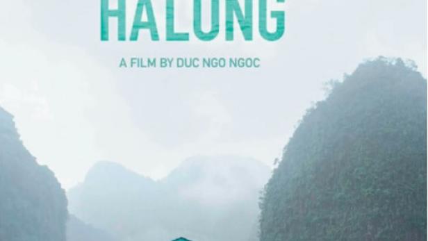 Ein Mann steht vor einem türkisfarbenen Hausboot vor der Kulisse der Halong-Bucht; Filmposter „Farewell Halong“.