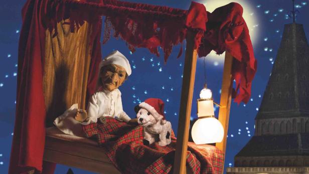 Ein Puppenbühnen-Poster für „Geister der Weihnacht“ der Augsburger Puppenkiste mit Scrooge und einem Hund.