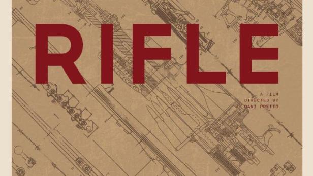 Das Filmplakat für „Rifle“ zeigt technische Zeichnungen von Gewehren.