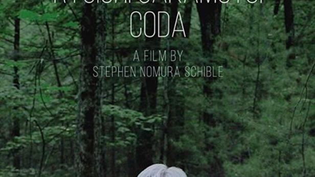 Das Filmplakat für „Ryuichi Sakamoto: Coda“ zeigt eine Person im Wald.