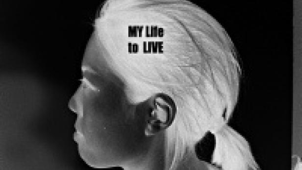 Das Negativporträt einer Frau mit dem Schriftzug „My Life to Live“.