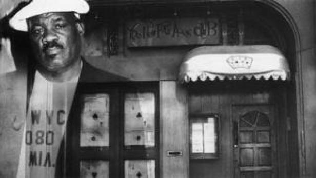 Ein Mann mit Hut steht vor dem Eingang des „Roulette Club“.