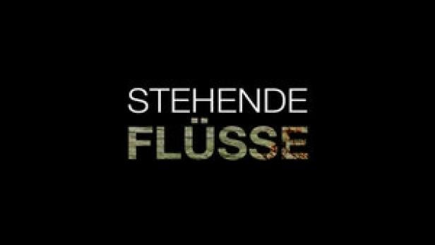 Der Titel „Stehende Flüsse“ auf schwarzem Hintergrund.