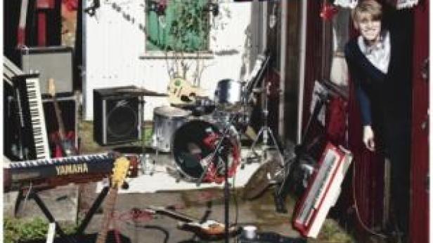Das Filmplakat für „Backyard“ zeigt eine Band, die in einem Hinterhof Musik macht.