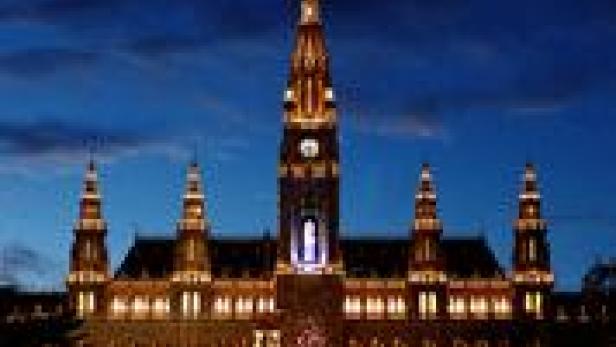 Das Wiener Rathaus ist nachts beleuchtet.
