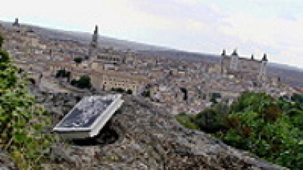 Blick auf die Stadt Toledo von einem Hügel aus.