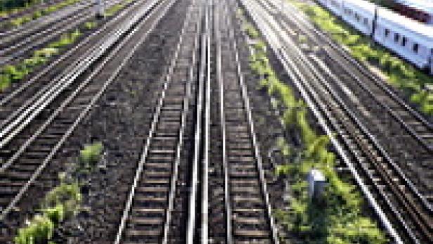 Mehrere Eisenbahngleise verlaufen parallel zueinander.