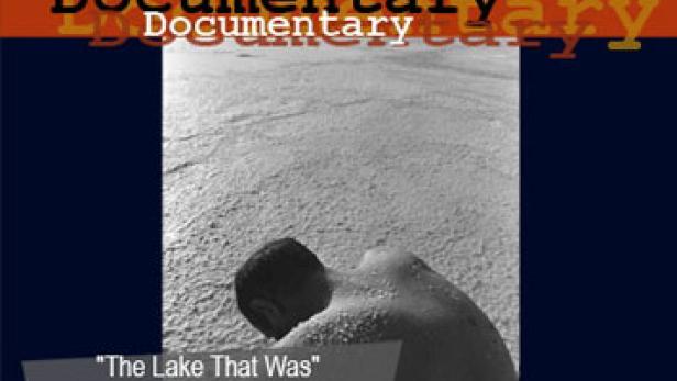 Ein Mann liegt am Ufer eines Sees, möglicherweise im Zusammenhang mit dem Dokumentarfilm „The Lake That Was“.