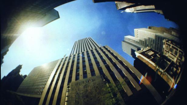Ein Blick nach oben auf das Rockefeller Center in New York City.