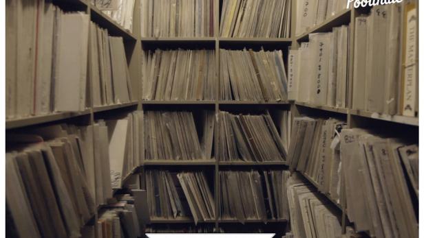Regale voller Schallplatten in einem Geschäft, möglicherweise im Zusammenhang mit dem „Poolinale“ Musikfilmfestival in Wien.