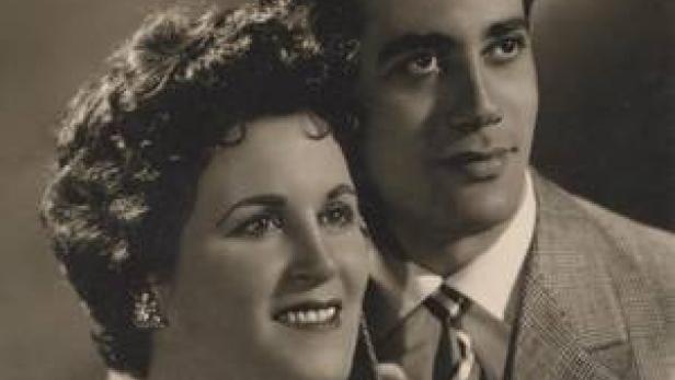 Ein Schwarz-Weiß-Porträt eines Paares, die Frau lächelt.