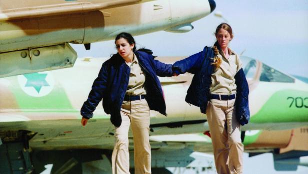 Zwei Soldatinnen stehen vor einem Kampfjet der israelischen Luftwaffe.