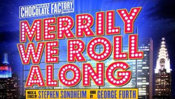 Das Plakat für das Musical „Merrily We Roll Along“ vor der Skyline von New York.