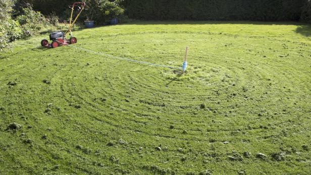 Ein Rasen wurde in konzentrischen Kreisen gemäht.
