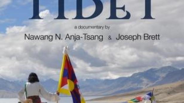 Das Filmplakat für den Dokumentarfilm „Little Tibet“ zeigt eine Person mit Gebetsfahnen in Ladakh.