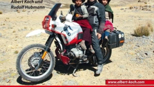 Ein Mann reist mit zwei Kindern auf einem Motorrad durch Peru.