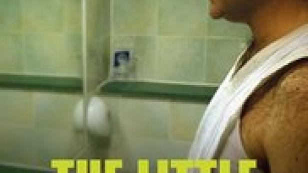 Das Filmplakat für „The Little Dictator“ zeigt einen Mann im Badezimmer.