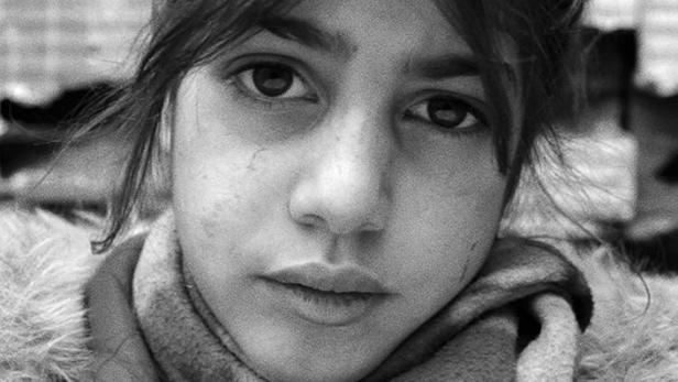 Das Schwarz-Weiß-Filmplakat zeigt das Gesicht einer jungen Frau für den Film „Valentina“.