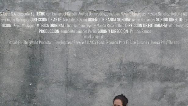 Das Filmplakat für „El Techo“ zeigt drei junge Erwachsene vor einer grauen Wand sitzend.